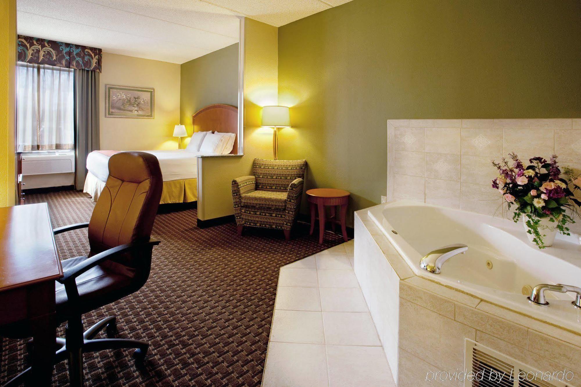 Holiday Inn Express & Suites Charlotte Arpt-Belmont By Ihg Værelse billede